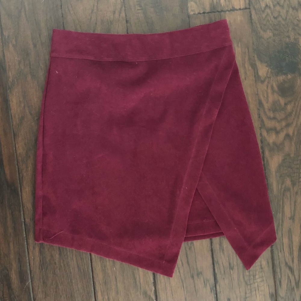 Adorable maroon suede skirt!